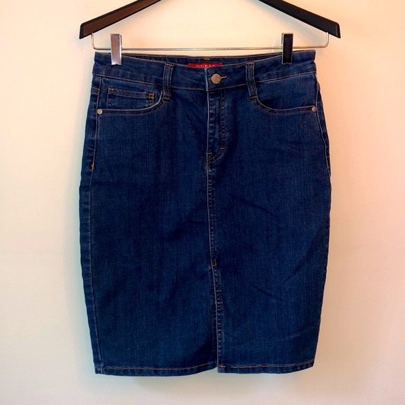 Classic Guess denim pencil skirt, size 29 - Picture 3 of 6